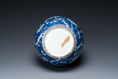 Vase de forme double gourde en porcelaine de Chine en bleu et blanc &agrave; d&eacute;cor de fleurs de prunus, 18&egrave;me