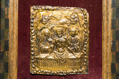 Plaque en cuivre repouss&eacute; et dor&eacute; figurant la 'R&eacute;surrection de J&eacute;sus' mont&eacute;e d'une banni&egrave;re inscrite 'Ecce Agnus Dei', prob. Allemagne, 15/16&egrave;me