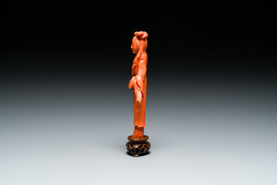 Sculpture d'une femme avec un &eacute;ventail en corail rouge, Chine, 19/20&egrave;me