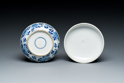 Een Chinees blauw-wit dekseldoosje met decor van antiquiteiten, Kangxi