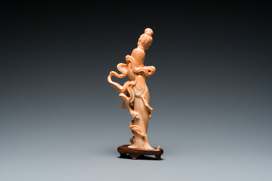 Sculpture d'une femme avec un chasse-mouche, Chine, 19/20&egrave;me