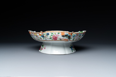 Een zeldzame Chinese Canton famille rose tazza met een tuinfeest van wijsgeren, 19e eeuw