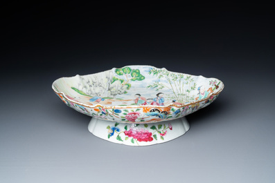 Een zeldzame Chinese Canton famille rose tazza met een tuinfeest van wijsgeren, 19e eeuw