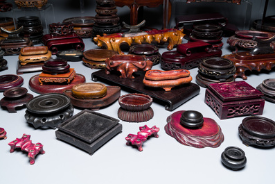 Een uitgebreide collectie Chinese houten sokkels, Qing en 20e eeuw
