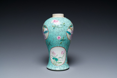 Een Chinese famille rose vaas met turquoise fondkleur met opengewerkt houten deksel en sokkel, 1e helft 19e eeuw