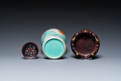 Een Chinese famille rose vaas met turquoise fondkleur met opengewerkt houten deksel en sokkel, 1e helft 19e eeuw