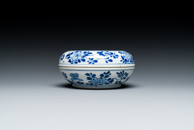 Een Chinees blauw-wit dekseldoosje met decor van antiquiteiten, Kangxi