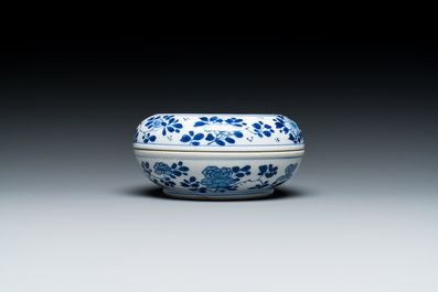 Een Chinees blauw-wit dekseldoosje met decor van antiquiteiten, Kangxi