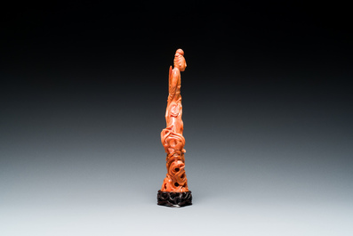 Sculpture d'une femme sur un ph&eacute;nix en corail rouge, Chine, 19/20&egrave;me