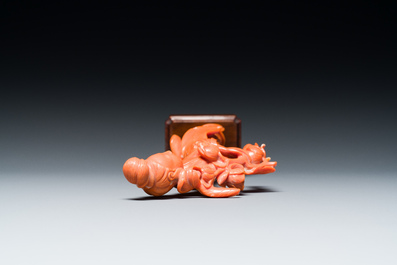 Sculpture d'une femme avec une branche fleurie en corail rouge, Chine, 19/20&egrave;me