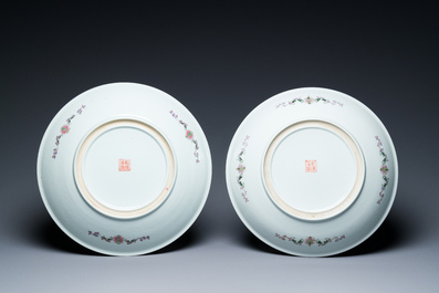 Paire de plats en porcelaine de Chine famille rose &agrave; d&eacute;cor de dames dans un jardin, marque de Qianlong, 20&egrave;me