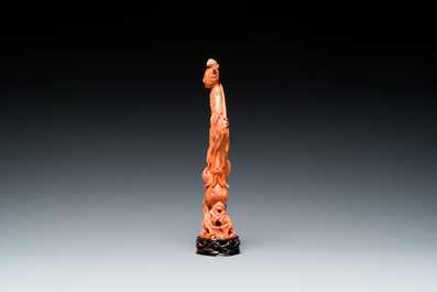 Sculpture d'une femme sur un ph&eacute;nix en corail rouge, Chine, 19/20&egrave;me