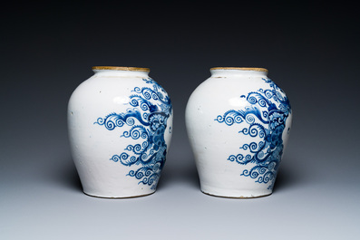 Een paar blauw-witte Delftse tabakspotten met koperen deksels, 18e eeuw