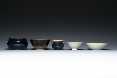 Een diverse collectie Chinees porselein en aardewerk, Song en later