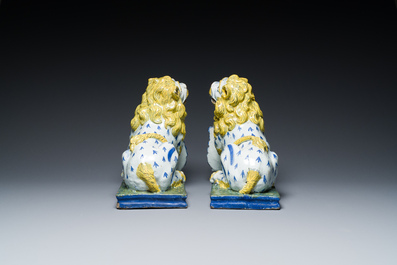 Een paar polychrome Franse aardewerken leeuwen met gemonogrammeerd schild, wellicht Rouen,18/19e eeuw