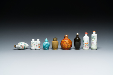 Vier Chinese famille rose snuifflessen en vier diverse snuifflessen, 19/20e eeuw