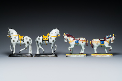 Deux paires de chevaux debout en fa&iuml;ence polychrome de Delft, 19&egrave;me