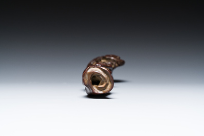 Un sceptre ruyi en buis sculpt&eacute; et une bo&icirc;te couverte en laque rouge de forme carr&eacute;e, marque de Wanli, 19/20&egrave;me