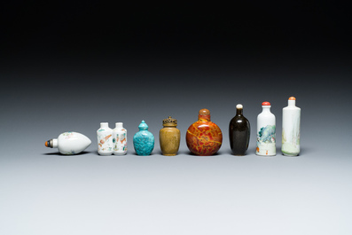 Vier Chinese famille rose snuifflessen en vier diverse snuifflessen, 19/20e eeuw