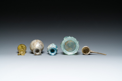 Cinq pi&egrave;ces en verrerie d'&eacute;poque romaine, 1/3&egrave;me