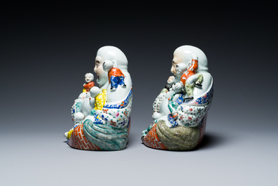 Deux Bouddhas en porcelaine de Chine famille rose, marque de Zhu Mao Ji Zao 朱茂記造, R&eacute;publique