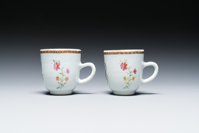 Een paar Chinese famille rose koppen en schotels voor de Engelse markt met het wapen van Pringle of Whytbank, Qianlong