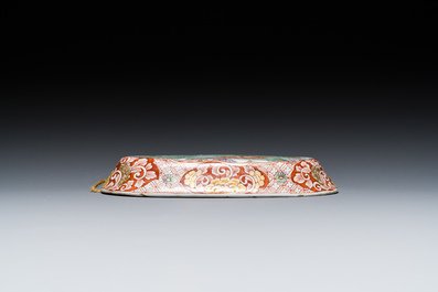 Een polychrome Delftse petit feu borstelrug met 'Elia door de raven gevoed', 18e eeuw