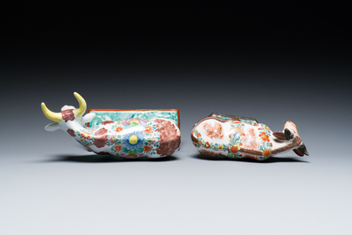 Twee polychrome Delftse petit feu koeien, 18e eeuw