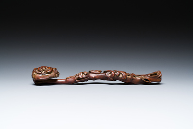 Un sceptre ruyi en buis sculpt&eacute; et une bo&icirc;te couverte en laque rouge de forme carr&eacute;e, marque de Wanli, 19/20&egrave;me