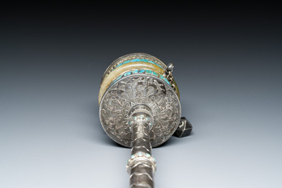 Moulin &agrave; pri&egrave;res en argent avec incrustations de turquoise et de corail, Tibet, 19&egrave;me