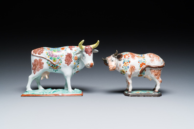 Twee polychrome Delftse petit feu koeien, 18e eeuw