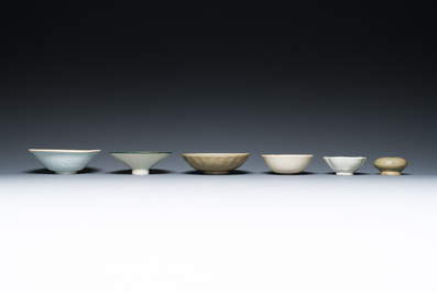 Een diverse collectie Chinees porselein en aardewerk, Song en later