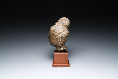 Een Chinees bruin-grijs kalkstenen hoofd van Bodhisattva, wellicht Tang