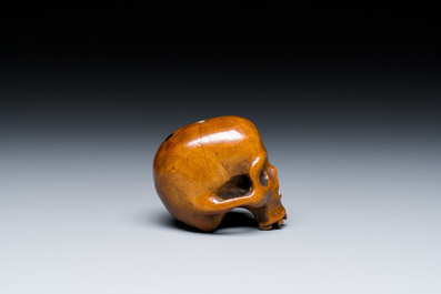 Een buxushouten memento mori schedel, Duitsland, 17e eeuw