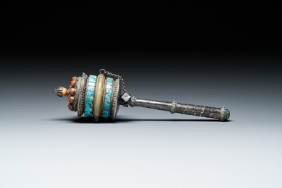 Moulin &agrave; pri&egrave;res en argent avec incrustations de turquoise et de corail, Tibet, 19&egrave;me