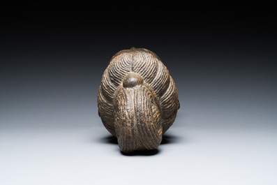 Een Chinees bruin-grijs kalkstenen hoofd van Bodhisattva, wellicht Tang