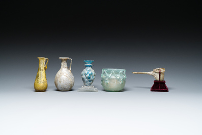 Cinq pi&egrave;ces en verrerie d'&eacute;poque romaine, 1/3&egrave;me
