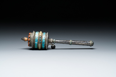 Moulin &agrave; pri&egrave;res en argent avec incrustations de turquoise et de corail, Tibet, 19&egrave;me