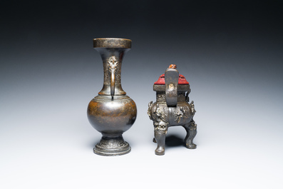 Un br&ucirc;le-parfum &agrave; d&eacute;cor d'immortels et un vase en bronze, Chine, Ming