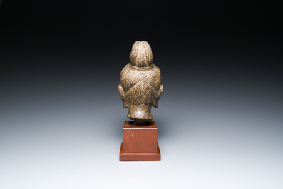 Een Chinees bruin-grijs kalkstenen hoofd van Bodhisattva, wellicht Tang