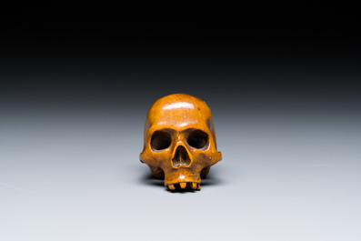 Een buxushouten memento mori schedel, Duitsland, 17e eeuw