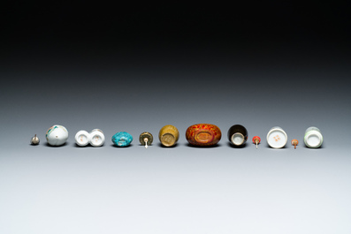 Vier Chinese famille rose snuifflessen en vier diverse snuifflessen, 19/20e eeuw