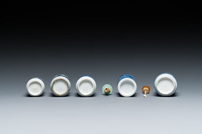 Cinq tabati&egrave;res en porcelaine de Chine en bleu et blanc, 19/20&egrave;me