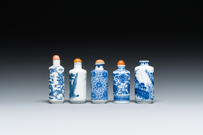 Cinq tabati&egrave;res en porcelaine de Chine en bleu et blanc, 19/20&egrave;me