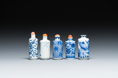 Cinq tabati&egrave;res en porcelaine de Chine en bleu et blanc, 19/20&egrave;me