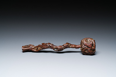 Un sceptre ruyi en buis sculpt&eacute; et une bo&icirc;te couverte en laque rouge de forme carr&eacute;e, marque de Wanli, 19/20&egrave;me