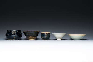 Een diverse collectie Chinees porselein en aardewerk, Song en later
