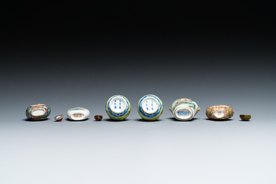 Six tabati&egrave;res en porcelaine de Chine, 19/20&egrave;me