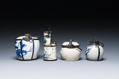 Vier Chinese blauw-witte 'Bleu de Hue' waterpijpen voor de Vietnamese markt, diverse merken, 19/20e eeuw