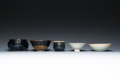 Een diverse collectie Chinees porselein en aardewerk, Song en later
